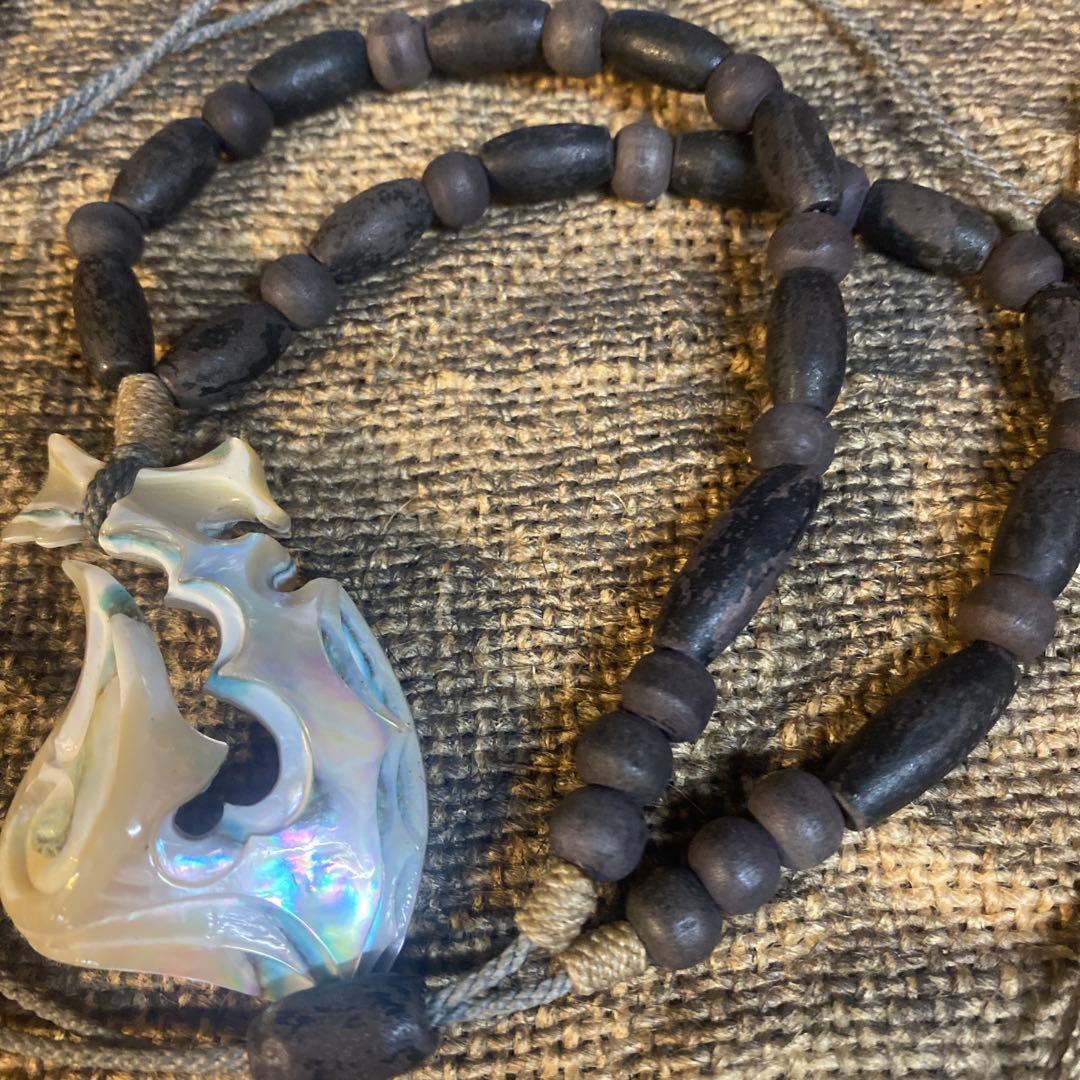 夜光貝のペンダント「海神の鱗」幸運の釣り針ハワイアンジュエリー　ボーンカービング