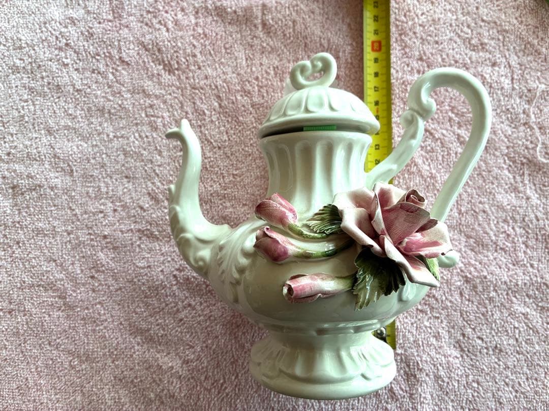 イタリアのカポディモンテ（Capodimonte）スタイルの陶器製