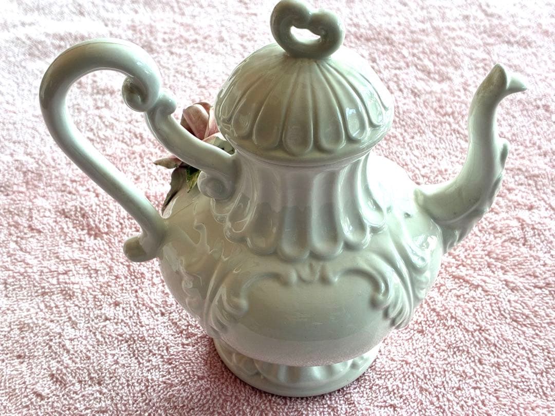 イタリアのカポディモンテ（Capodimonte）スタイルの陶器製