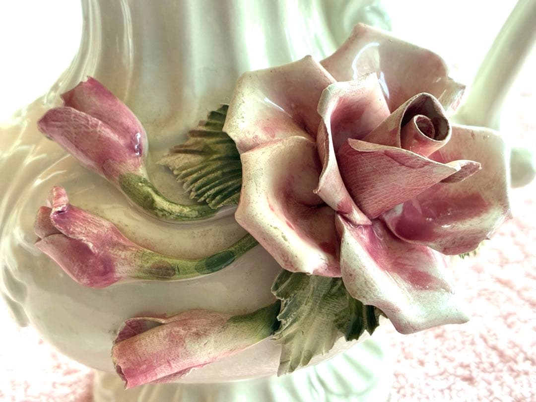 イタリアのカポディモンテ（Capodimonte）スタイルの陶器製