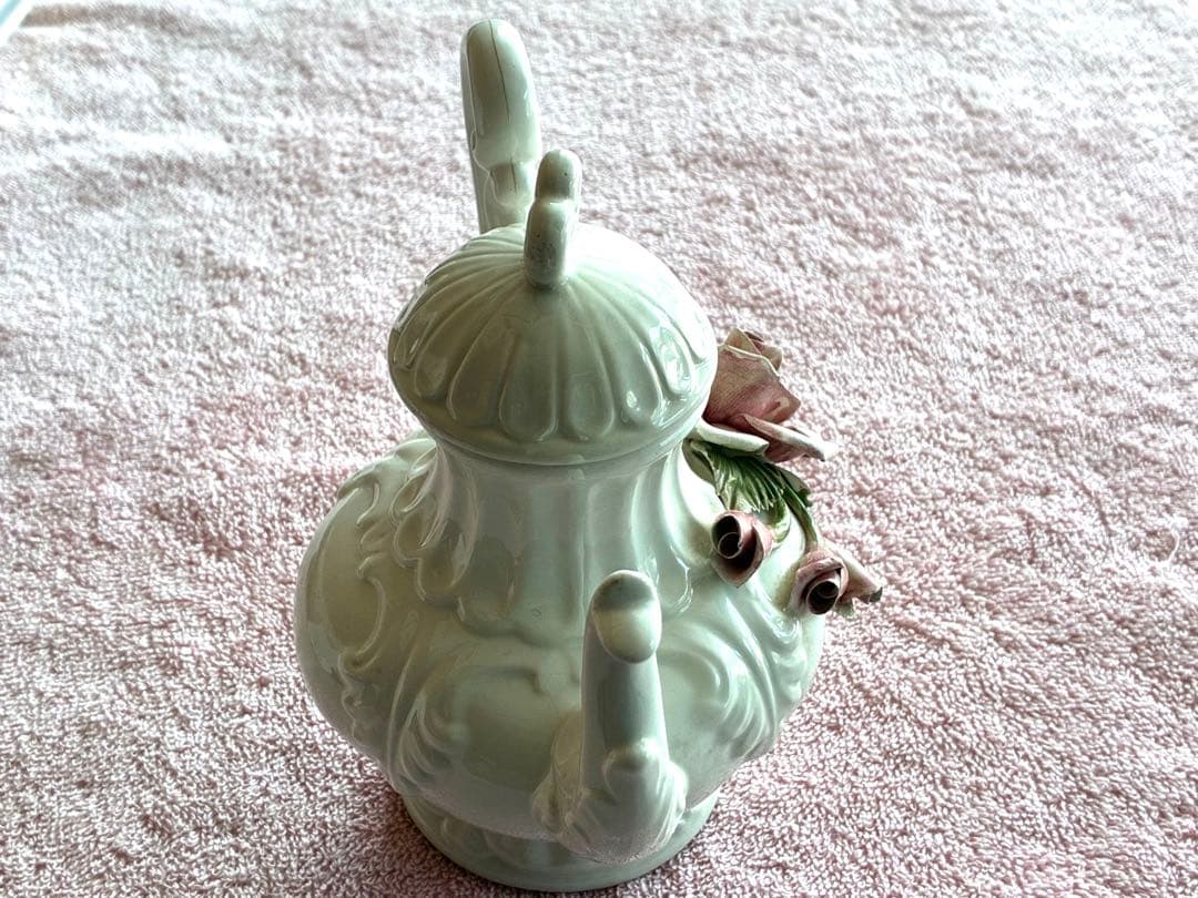 イタリアのカポディモンテ（Capodimonte）スタイルの陶器製