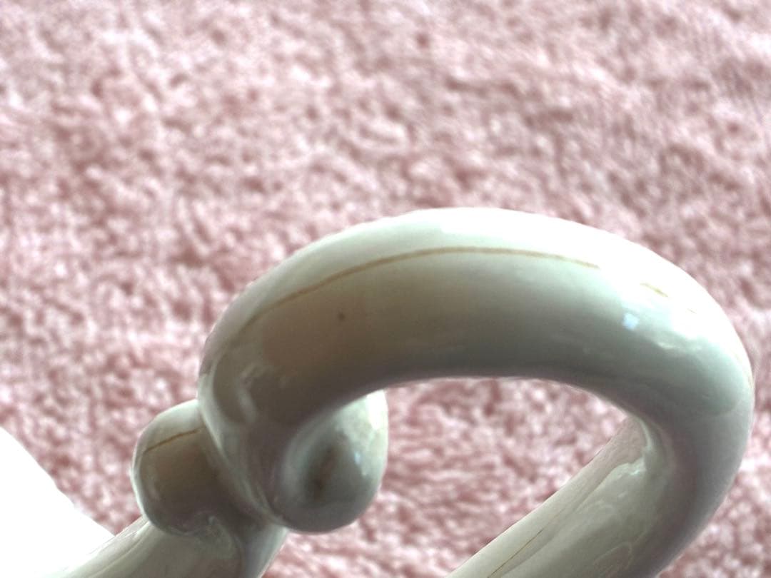 イタリアのカポディモンテ（Capodimonte）スタイルの陶器製