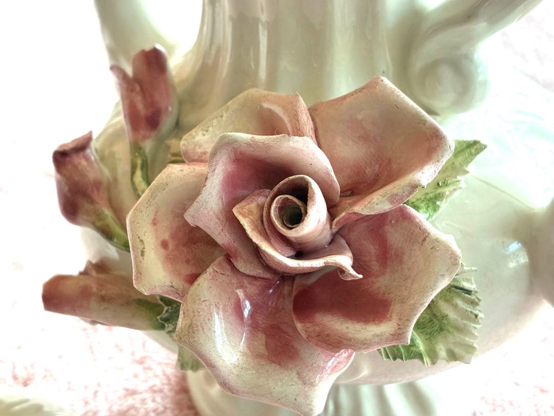 イタリアのカポディモンテ（Capodimonte）スタイルの陶器製