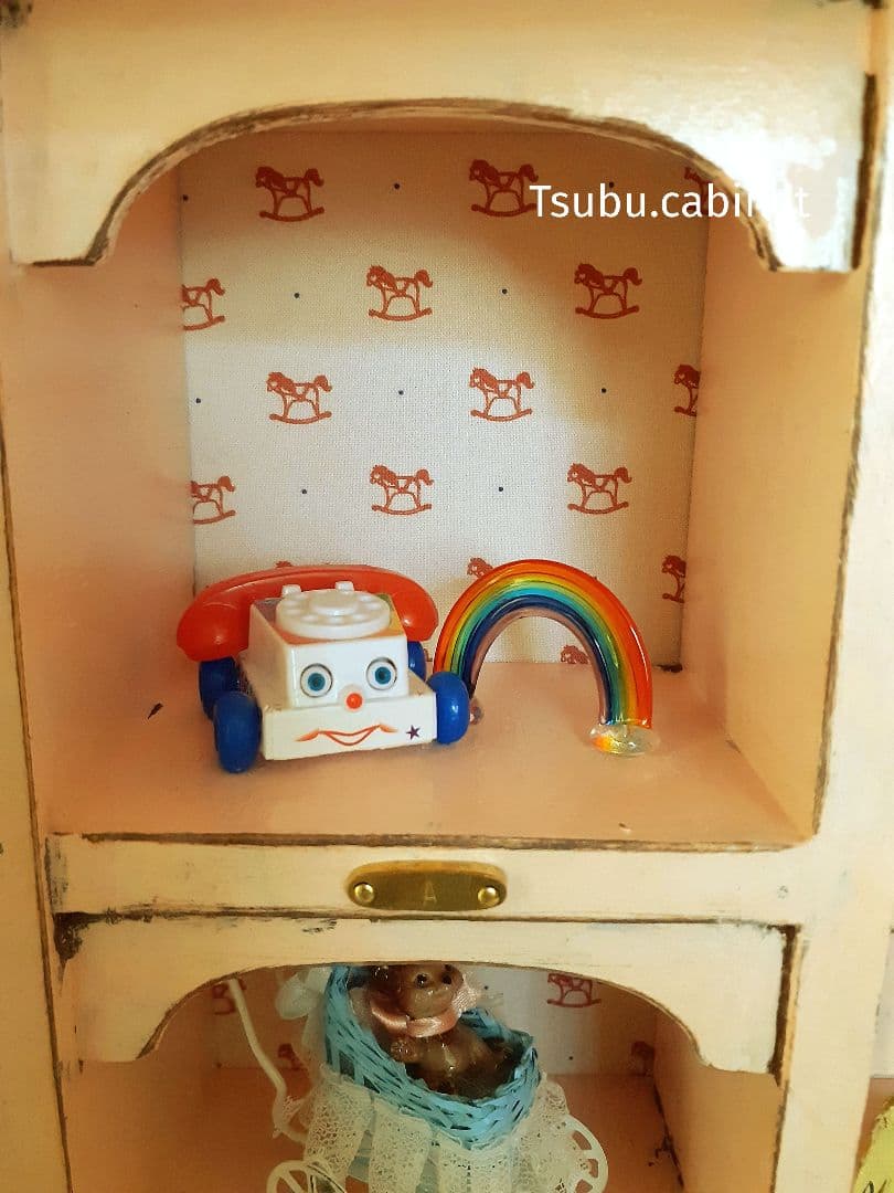 アンティーク・ヴィンテージ調　シャビー　箱扉のドールキャビネット