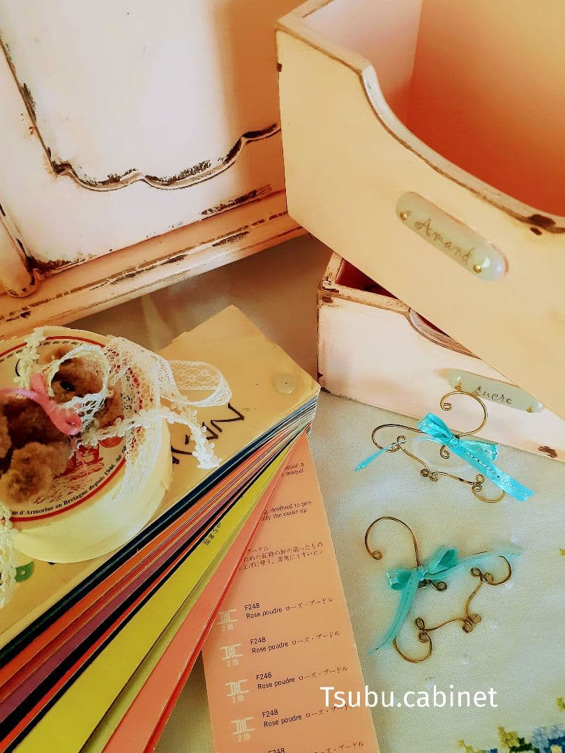 アンティーク・ヴィンテージ調　シャビー　箱扉のドールキャビネット