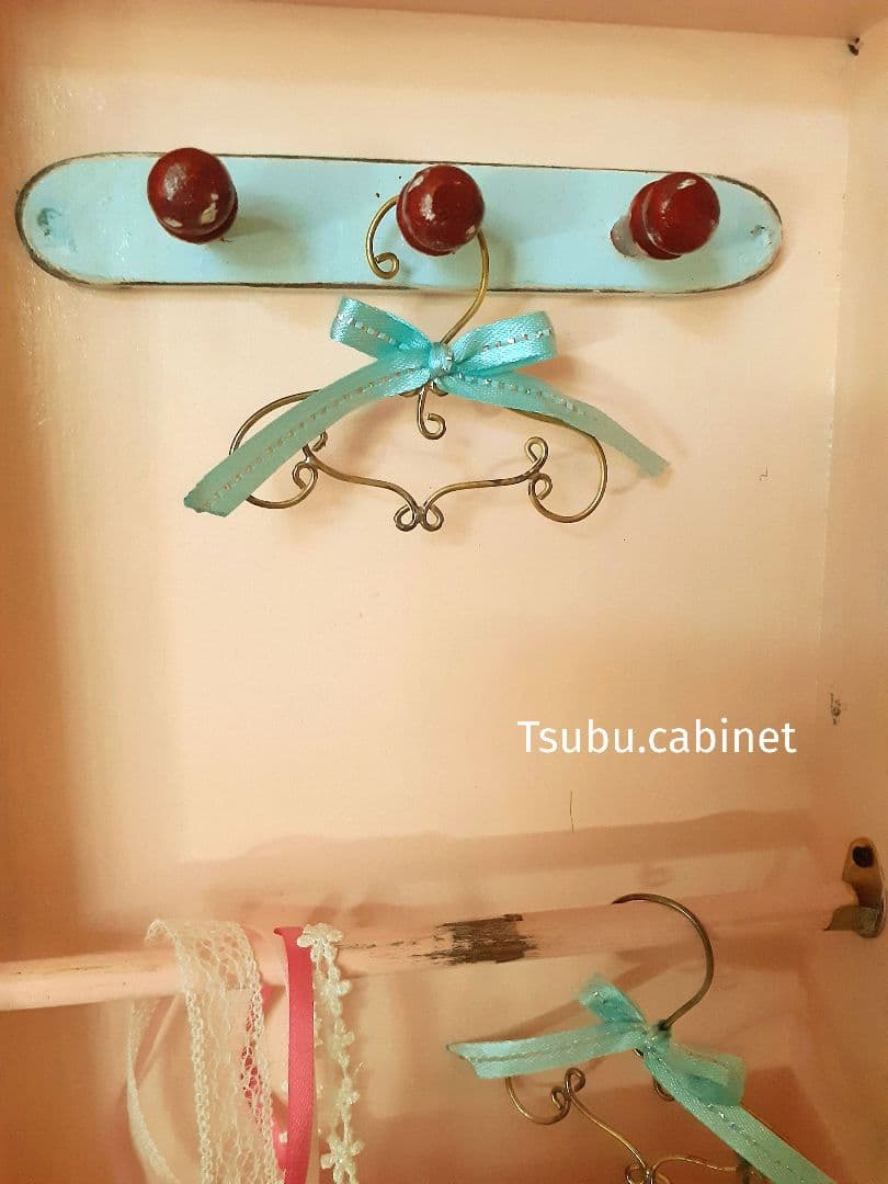 アンティーク・ヴィンテージ調　シャビー　箱扉のドールキャビネット