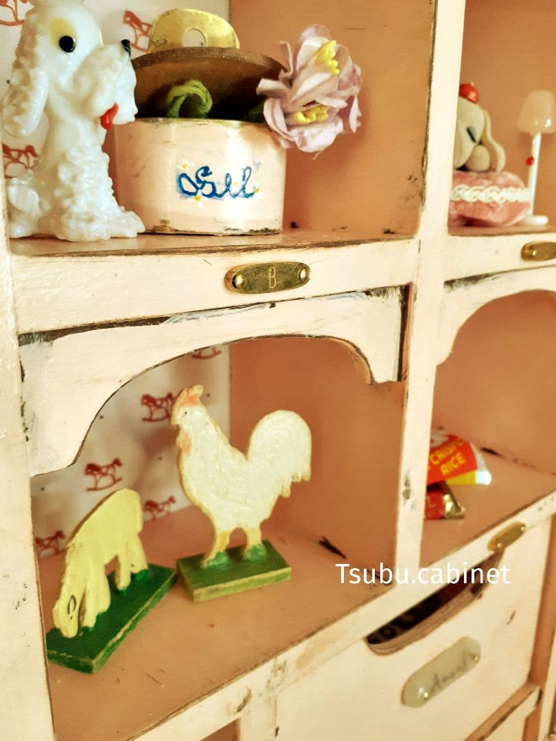 アンティーク・ヴィンテージ調　シャビー　箱扉のドールキャビネット