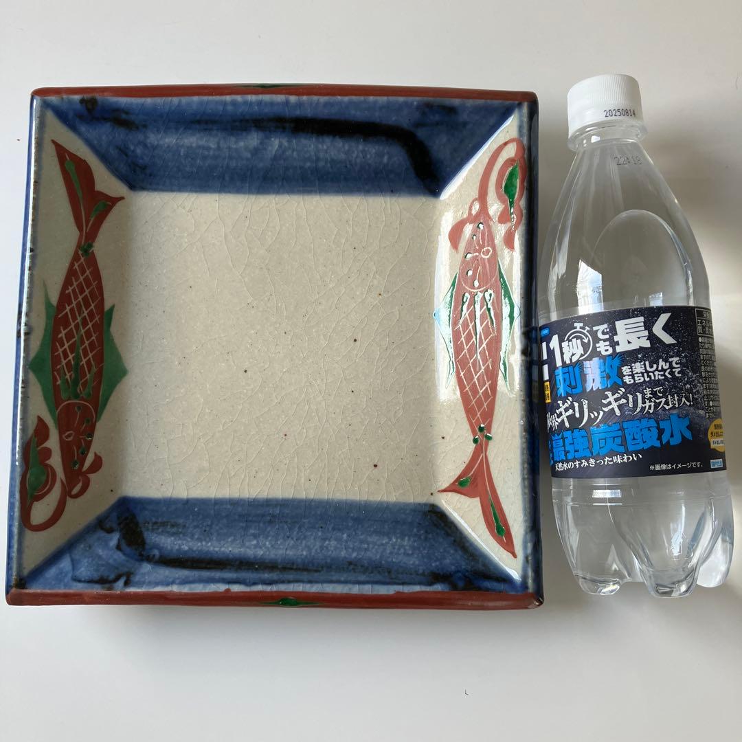 伊勢　神楽窯　奥田康博　呉須　魚柄　赤絵　角皿