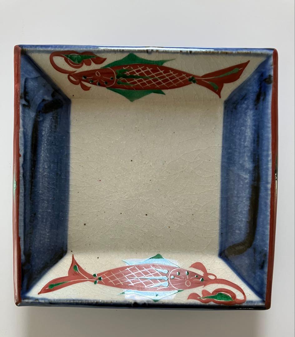 伊勢　神楽窯　奥田康博　呉須　魚柄　赤絵　角皿