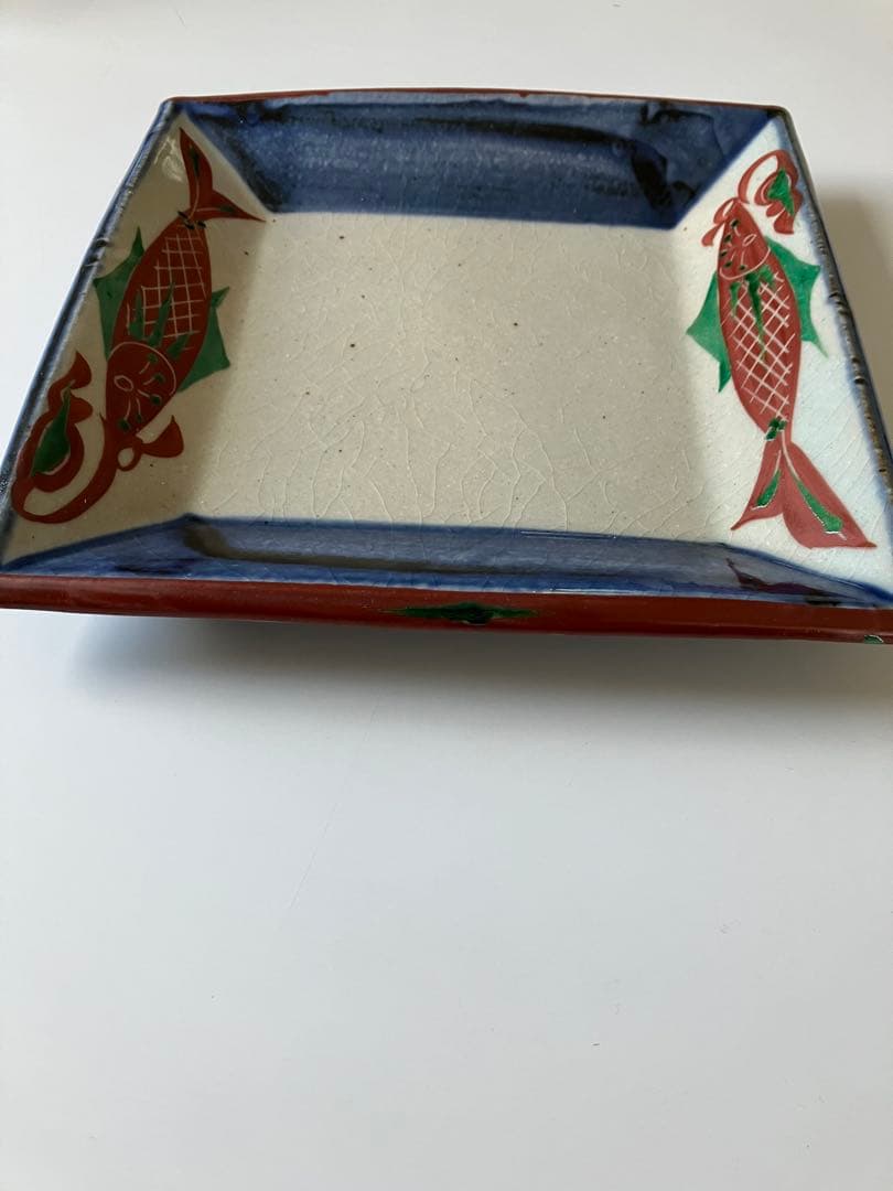 伊勢　神楽窯　奥田康博　呉須　魚柄　赤絵　角皿