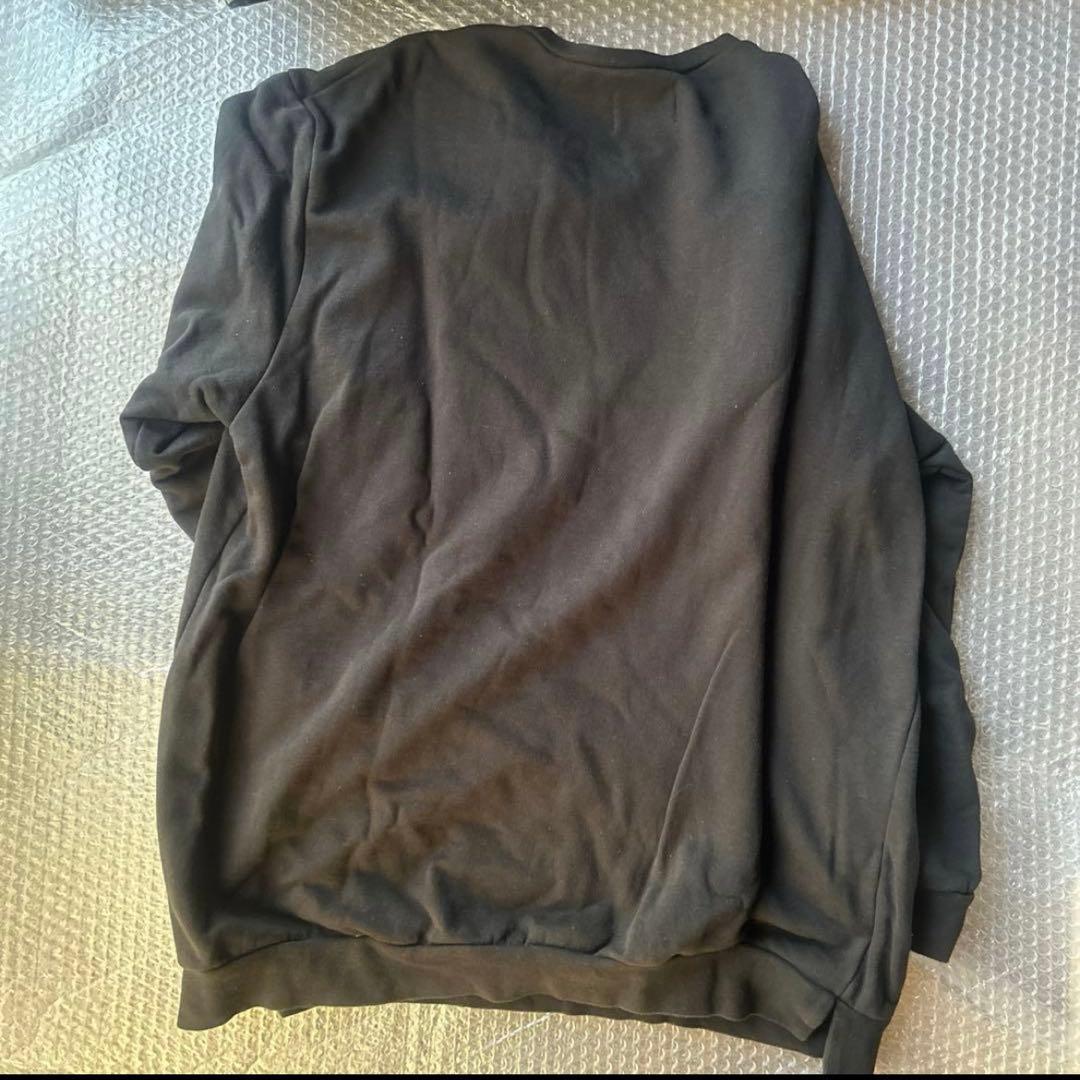 桜田通 黒トレーナーとトートバッグ