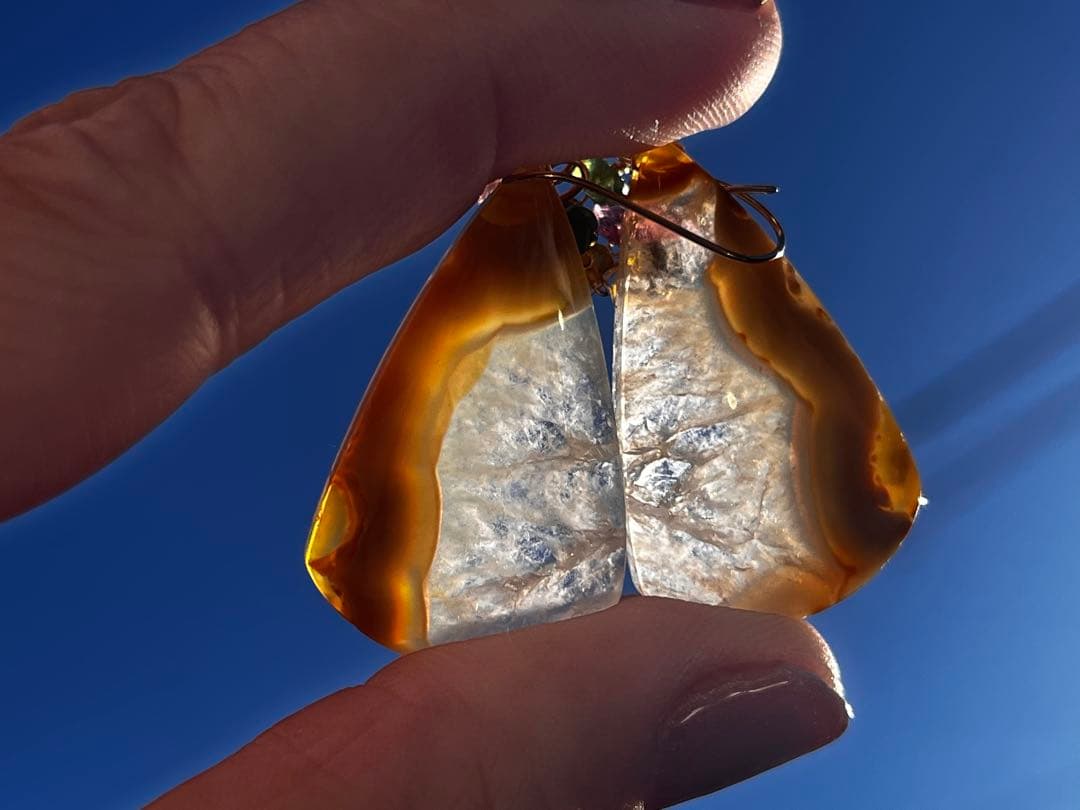 ホワイトプルームアゲートドゥルージーのピアス