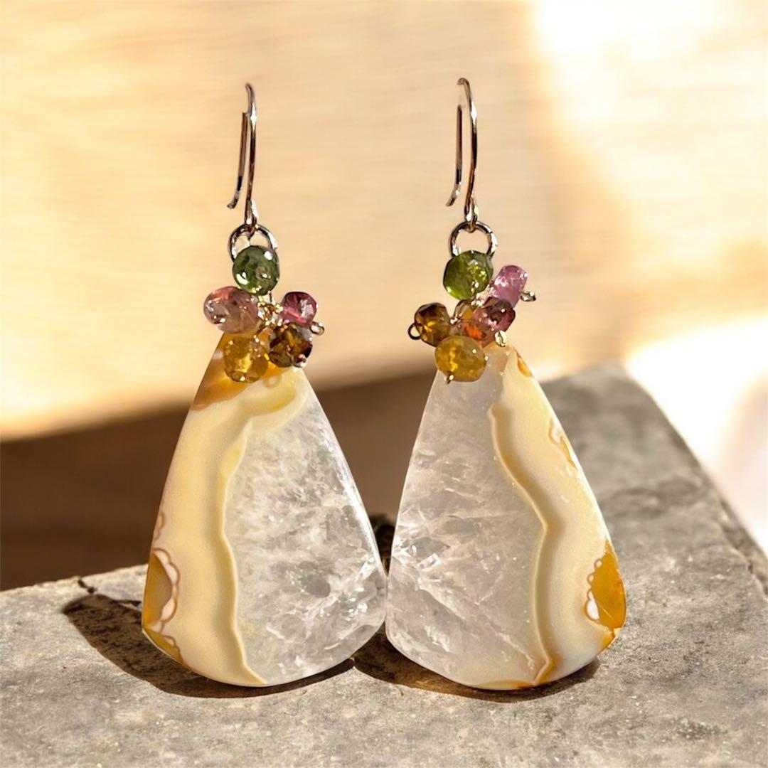 ホワイトプルームアゲートドゥルージーのピアス