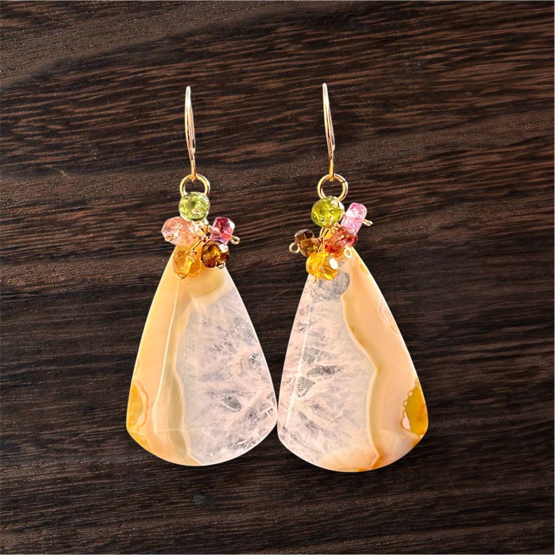 ホワイトプルームアゲートドゥルージーのピアス