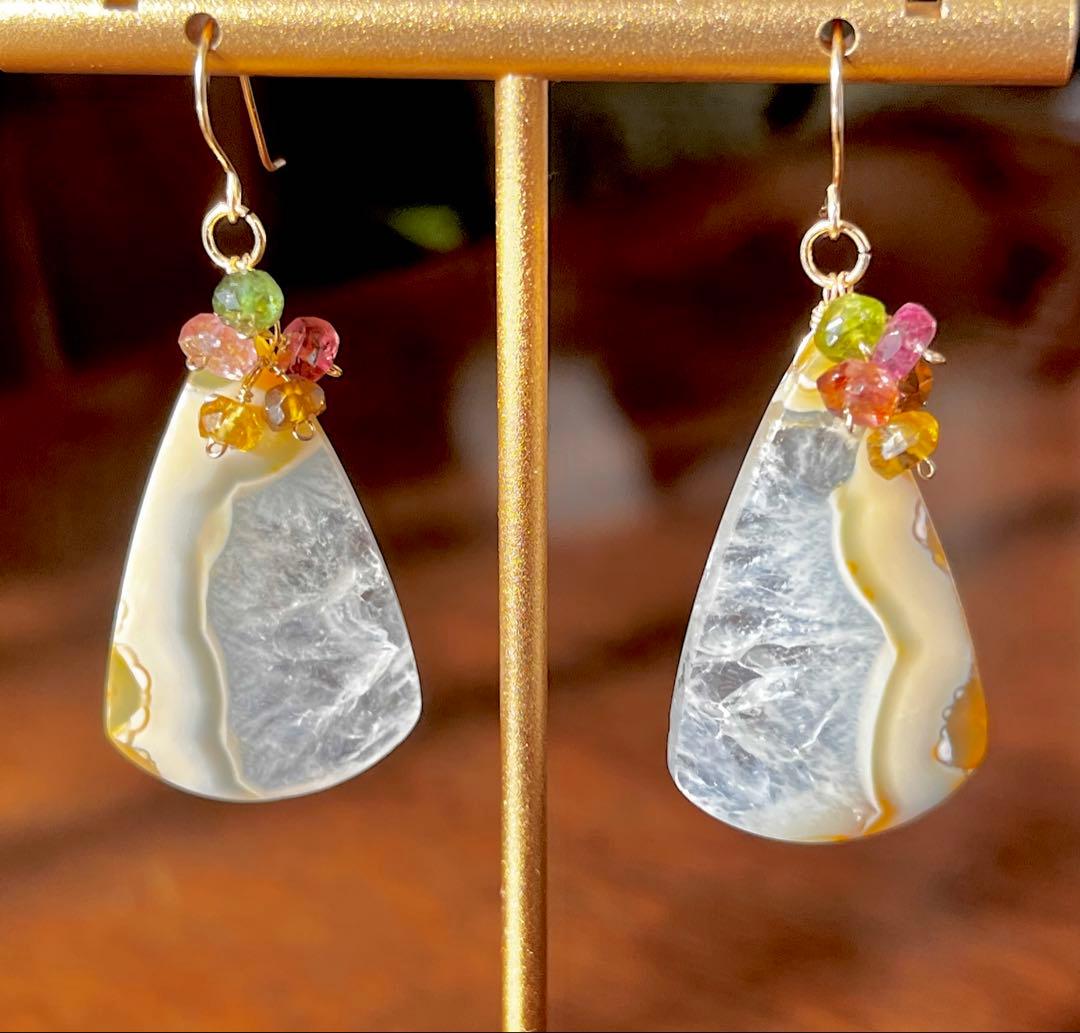 ホワイトプルームアゲートドゥルージーのピアス