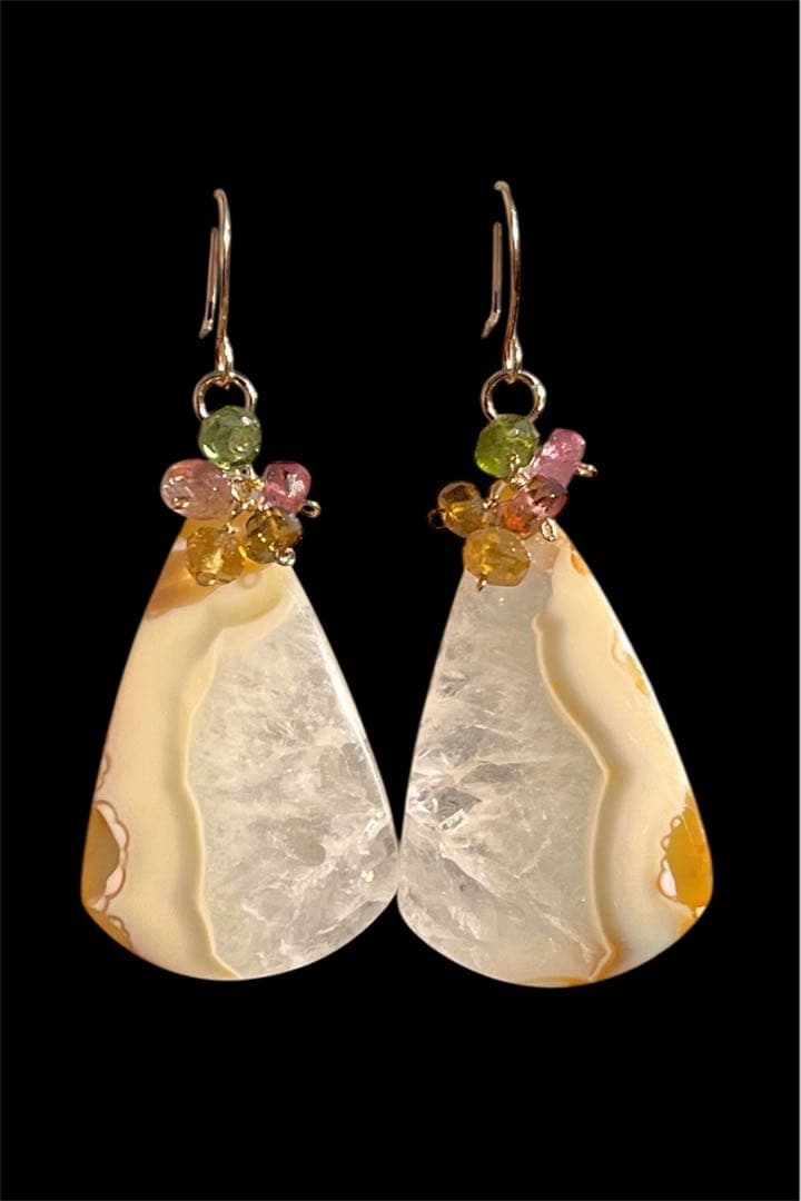 ホワイトプルームアゲートドゥルージーのピアス