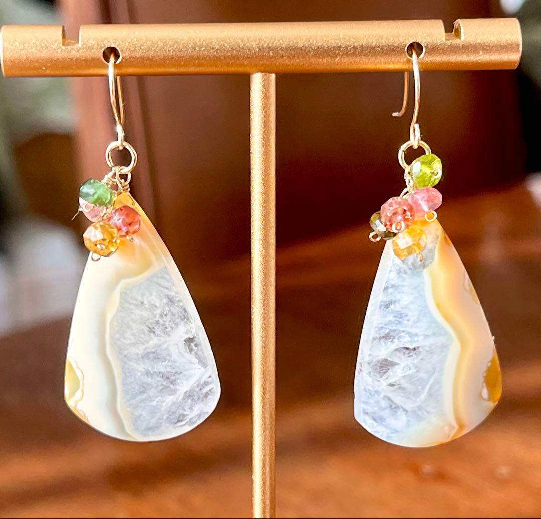 ホワイトプルームアゲートドゥルージーのピアス