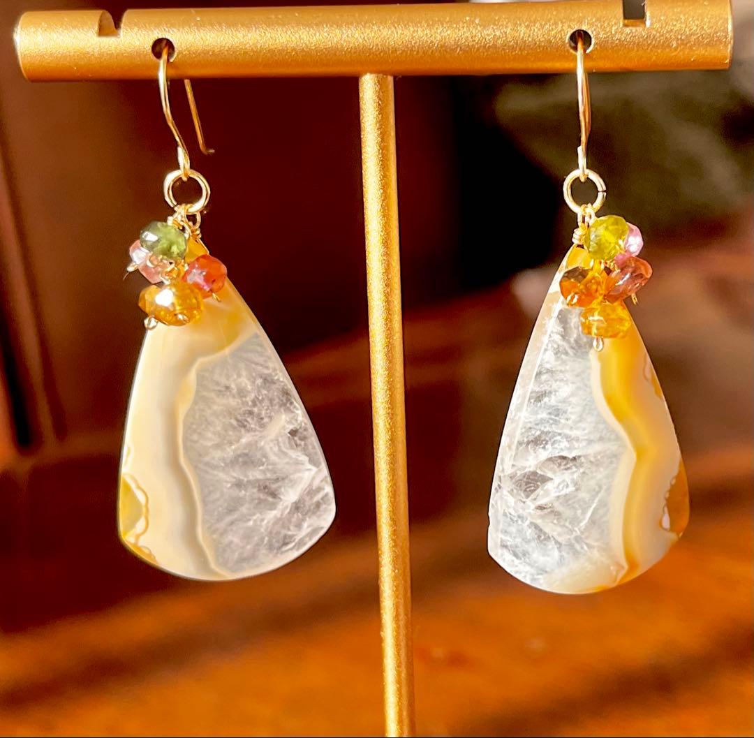 ホワイトプルームアゲートドゥルージーのピアス