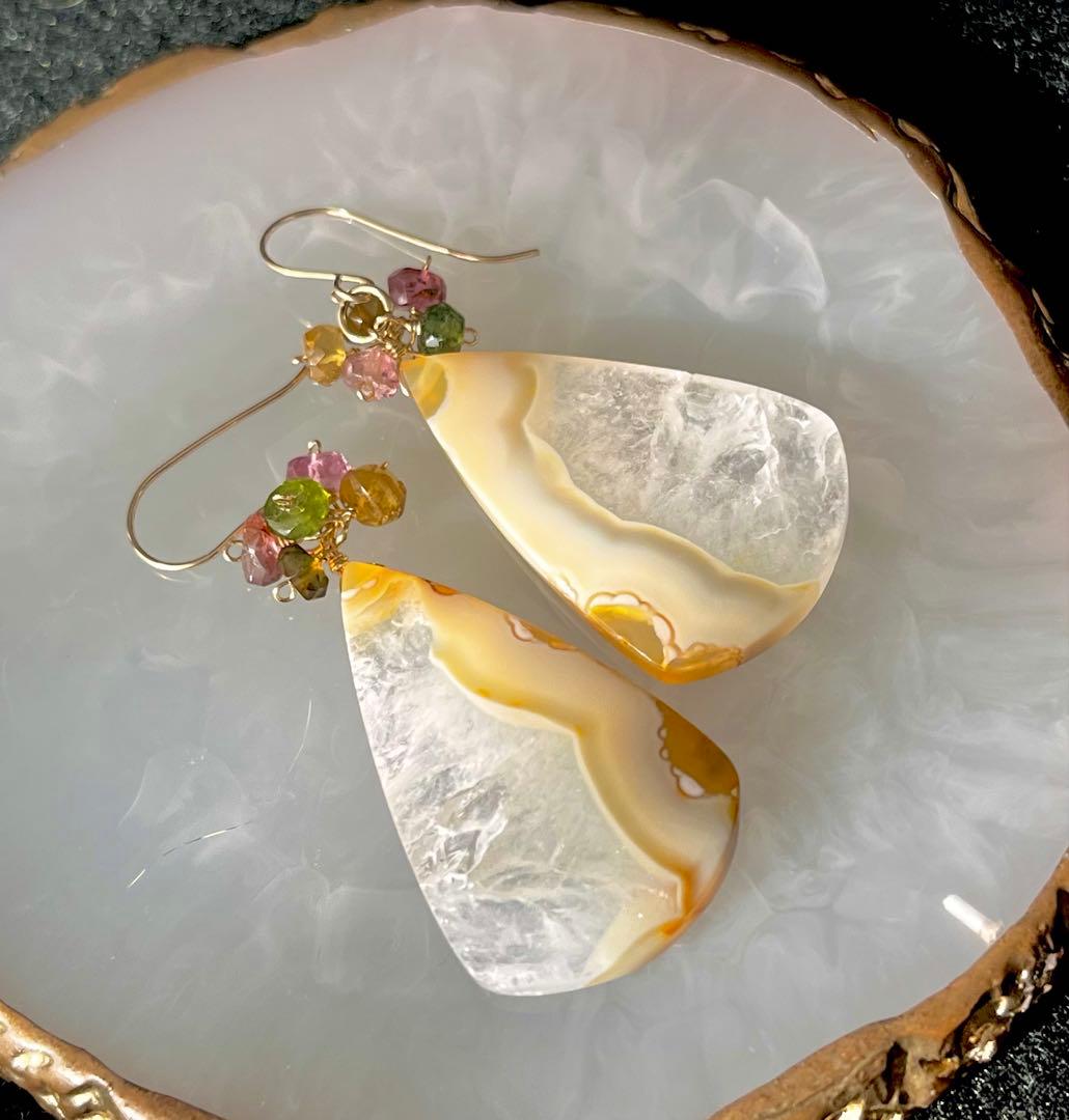 ホワイトプルームアゲートドゥルージーのピアス