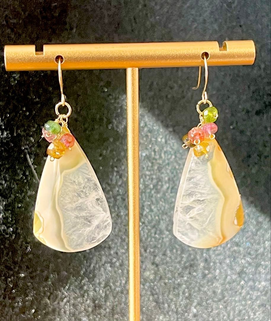 ホワイトプルームアゲートドゥルージーのピアス