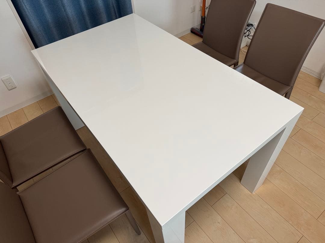 ダイニングテーブルとチェア4脚セット