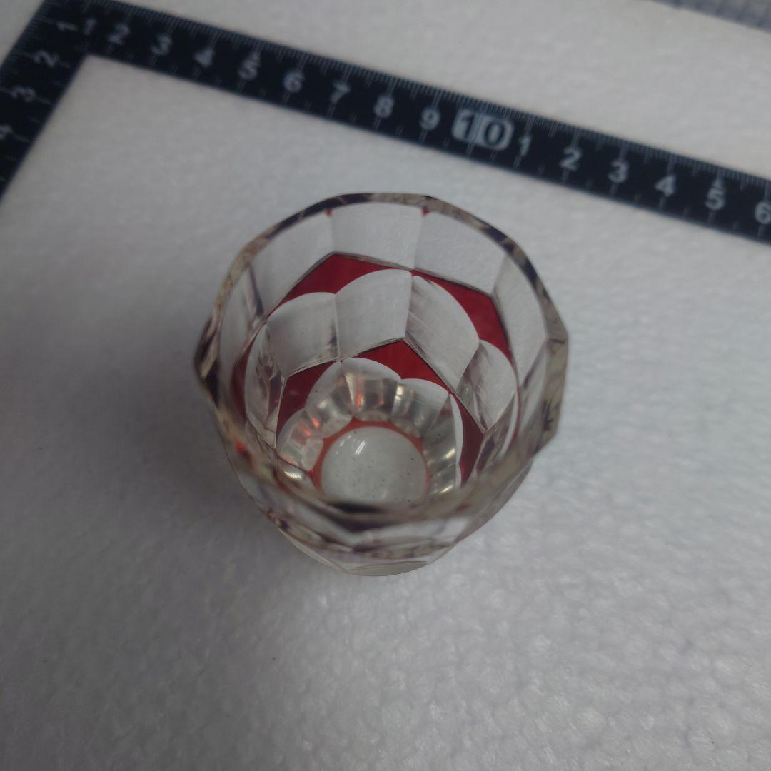 カットガラスの赤いショットグラス