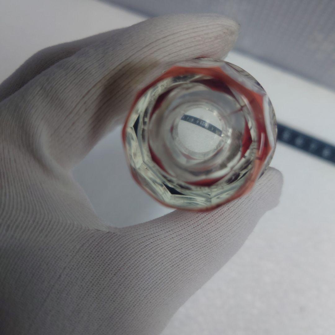 カットガラスの赤いショットグラス