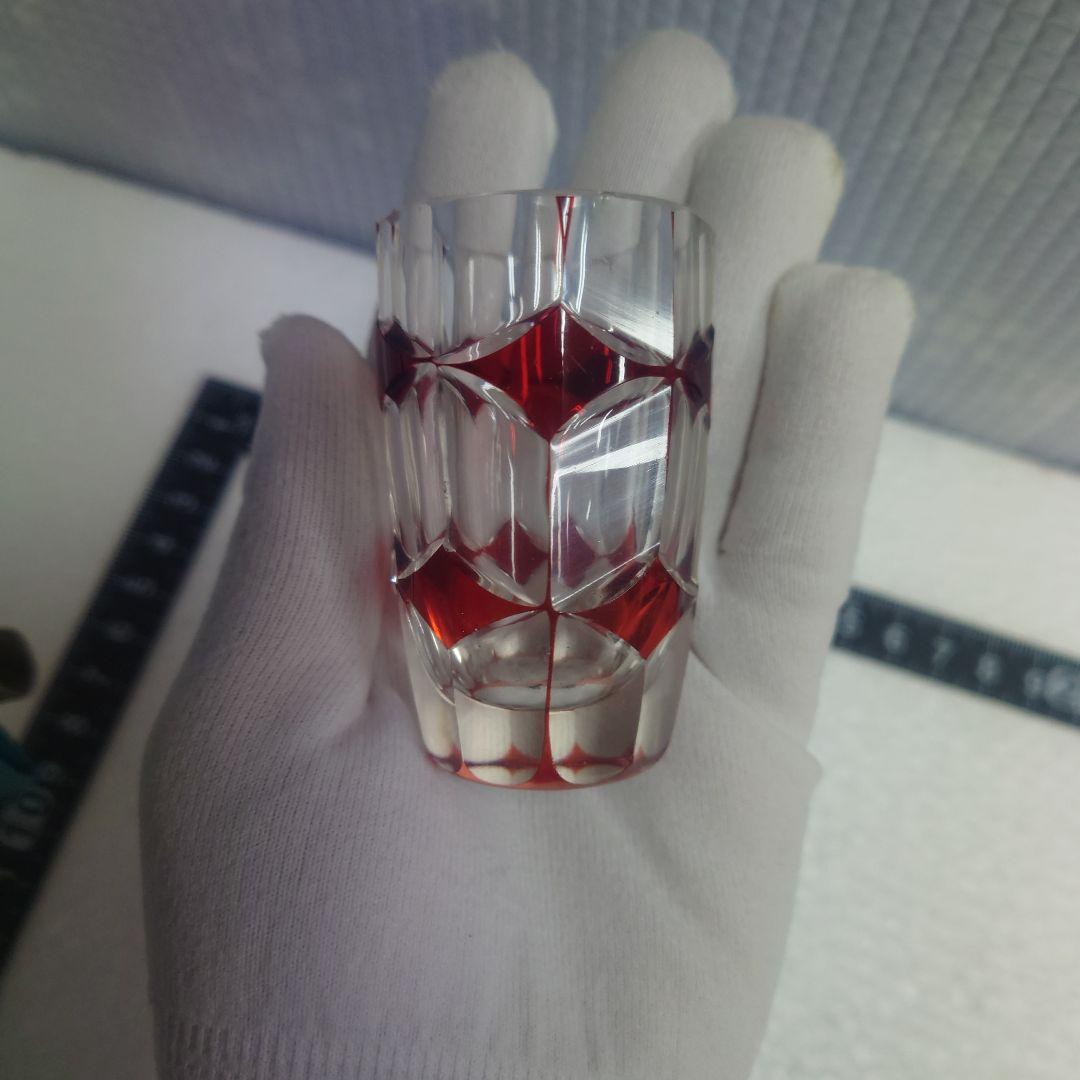 カットガラスの赤いショットグラス