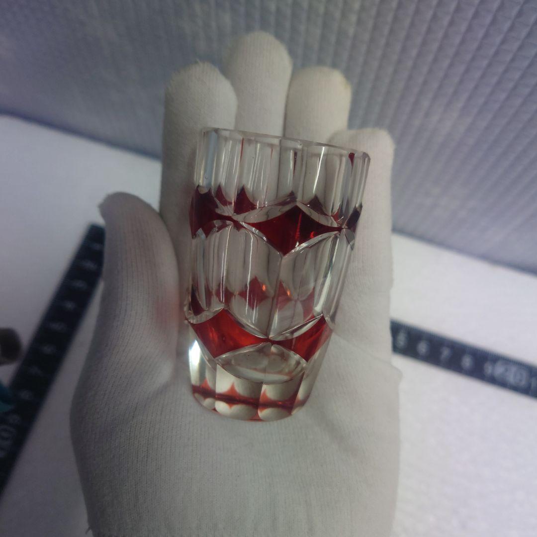 カットガラスの赤いショットグラス