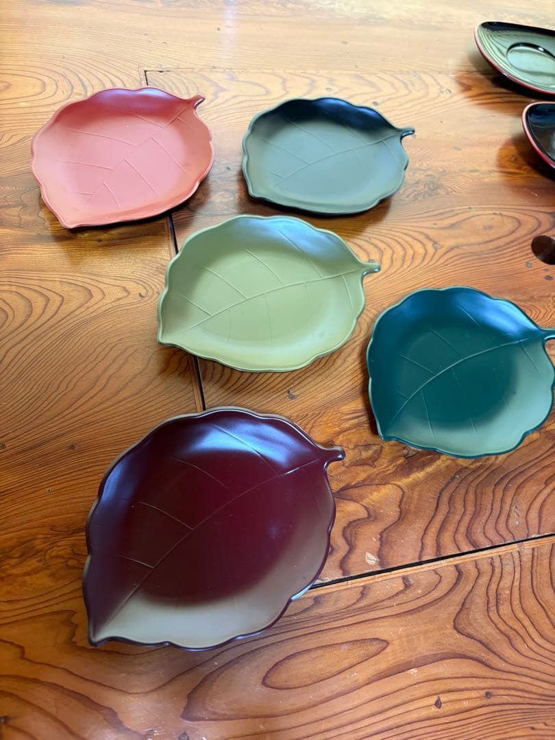 漆器の皿と器のセット