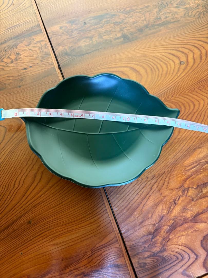 漆器の皿と器のセット