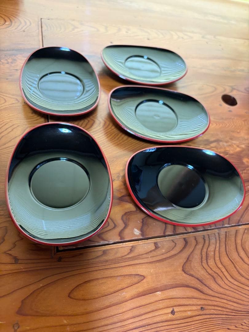 漆器の皿と器のセット