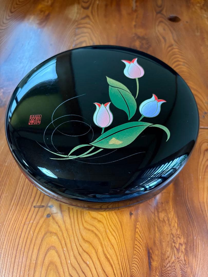 漆器の皿と器のセット