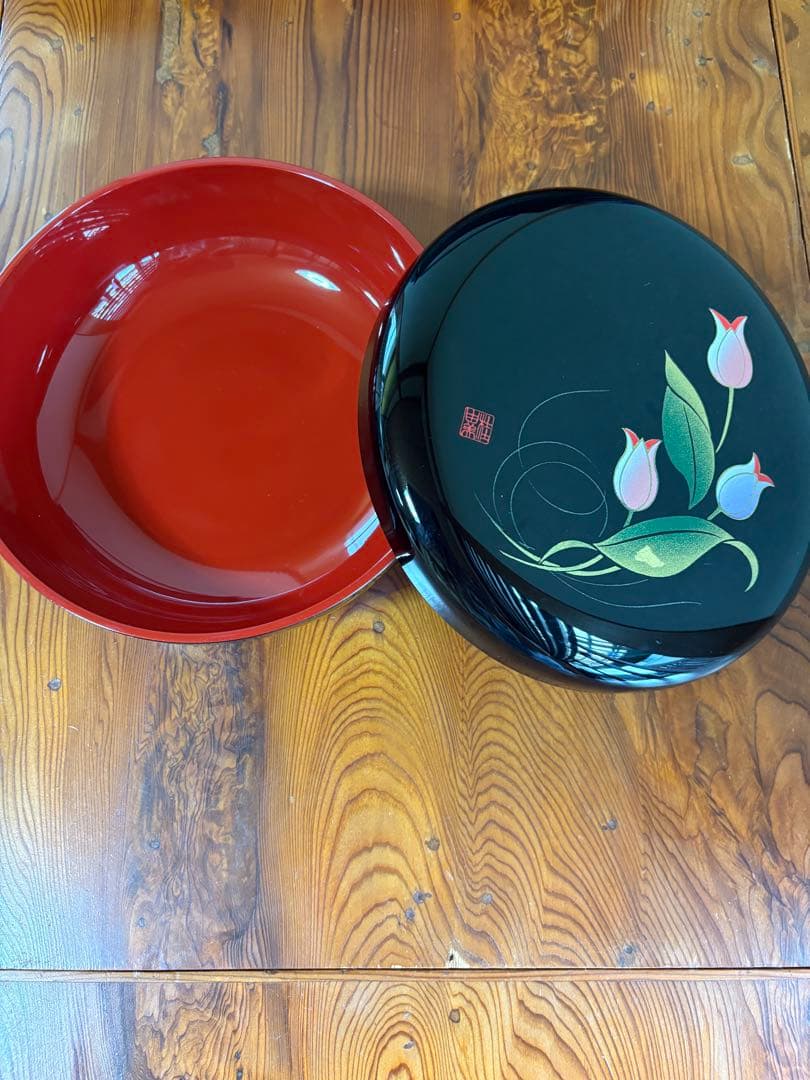 漆器の皿と器のセット