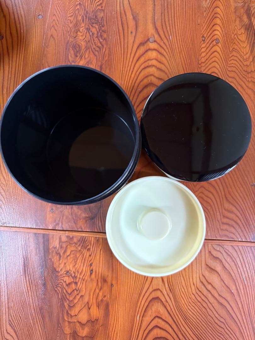 漆器の皿と器のセット