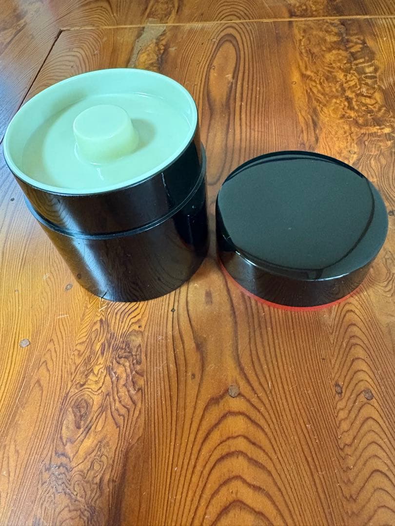 漆器の皿と器のセット