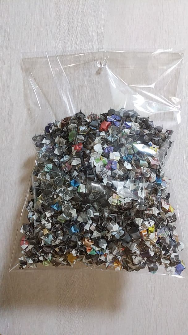 千羽鶴 (黒と白黒文字とまだら色模様）