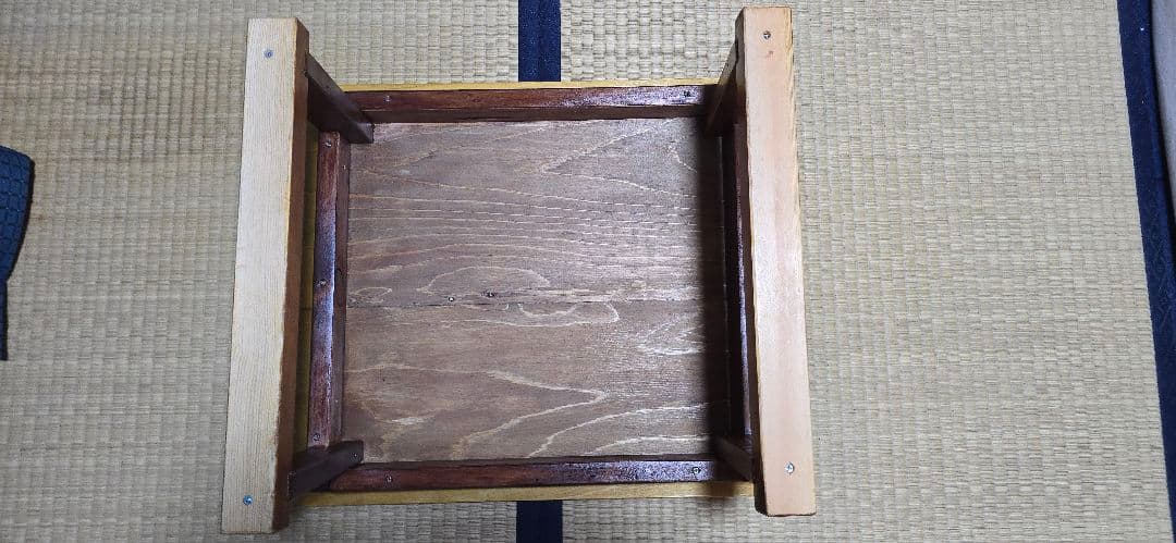 恐竜イラスト 木製テーブル