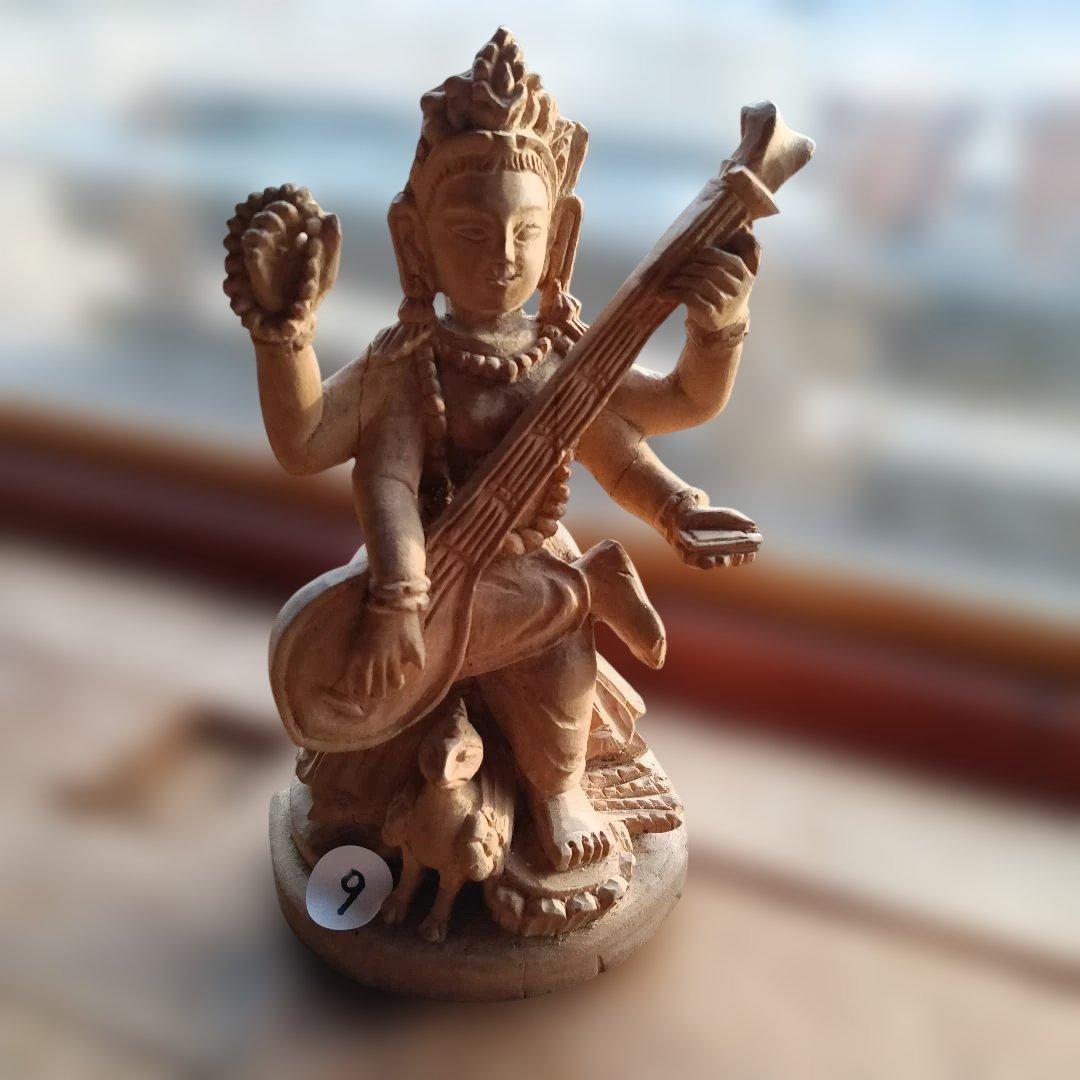 9.インドヒンズー教神木製 多腕の神像 楽器付き、楽器シタールを持つ極小品