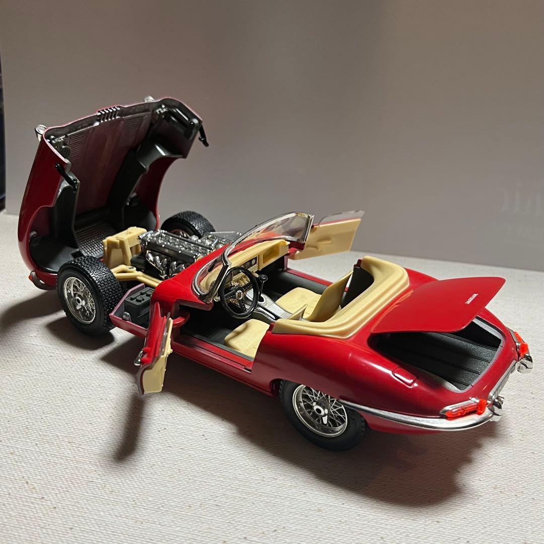 JAGUAR E-Type (1961年) 1/18スケールモデル レッド 自動車