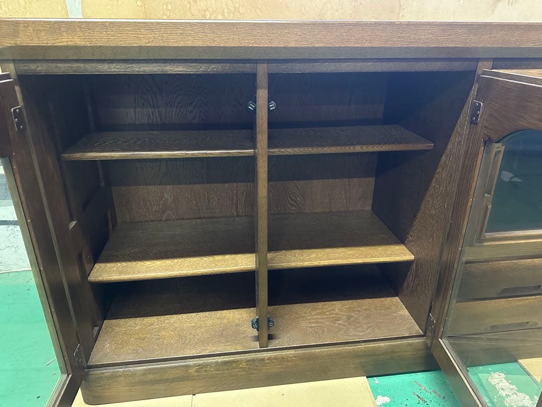 アンティークブラウン木製キャビネット 3段棚付き