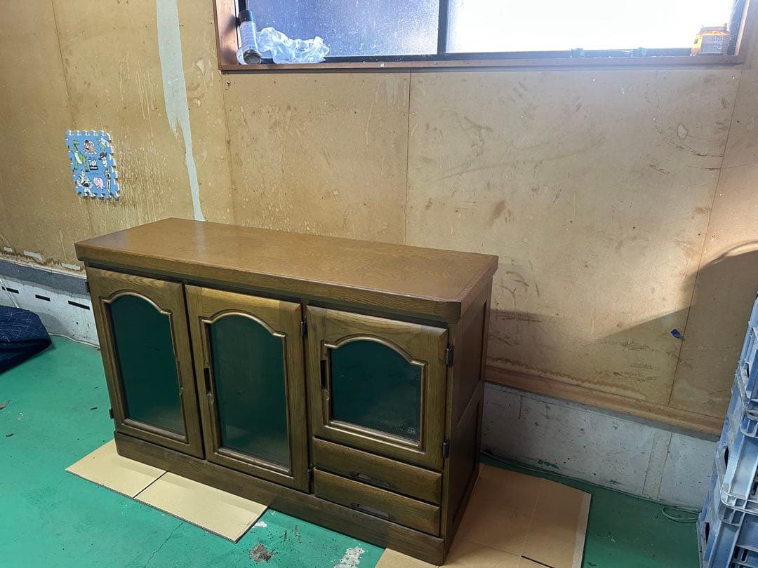 アンティークブラウン木製キャビネット 3段棚付き