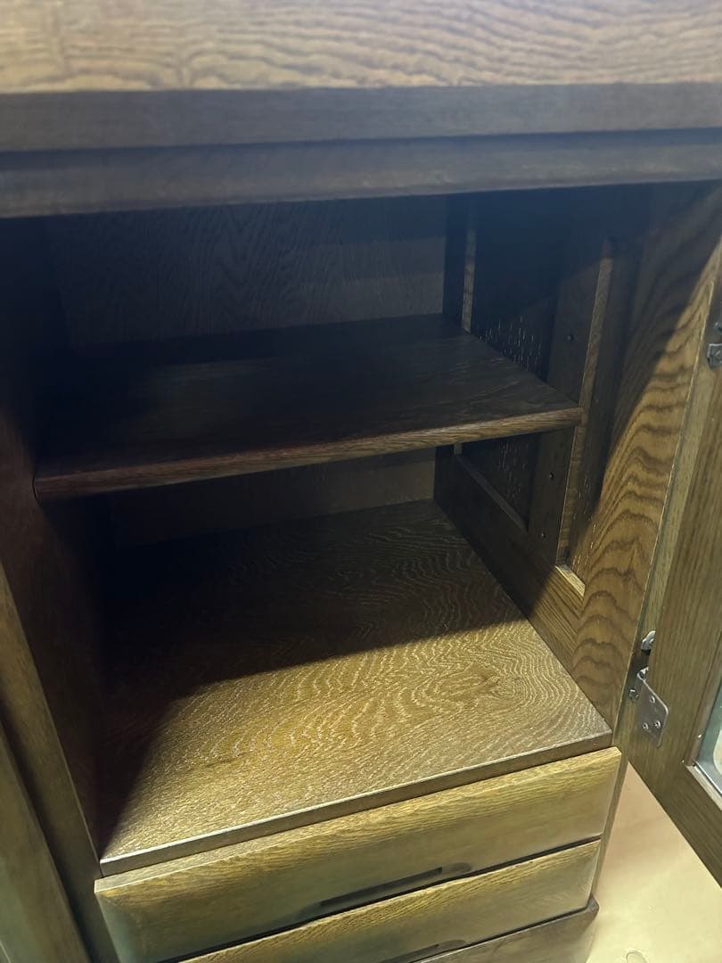 アンティークブラウン木製キャビネット 3段棚付き