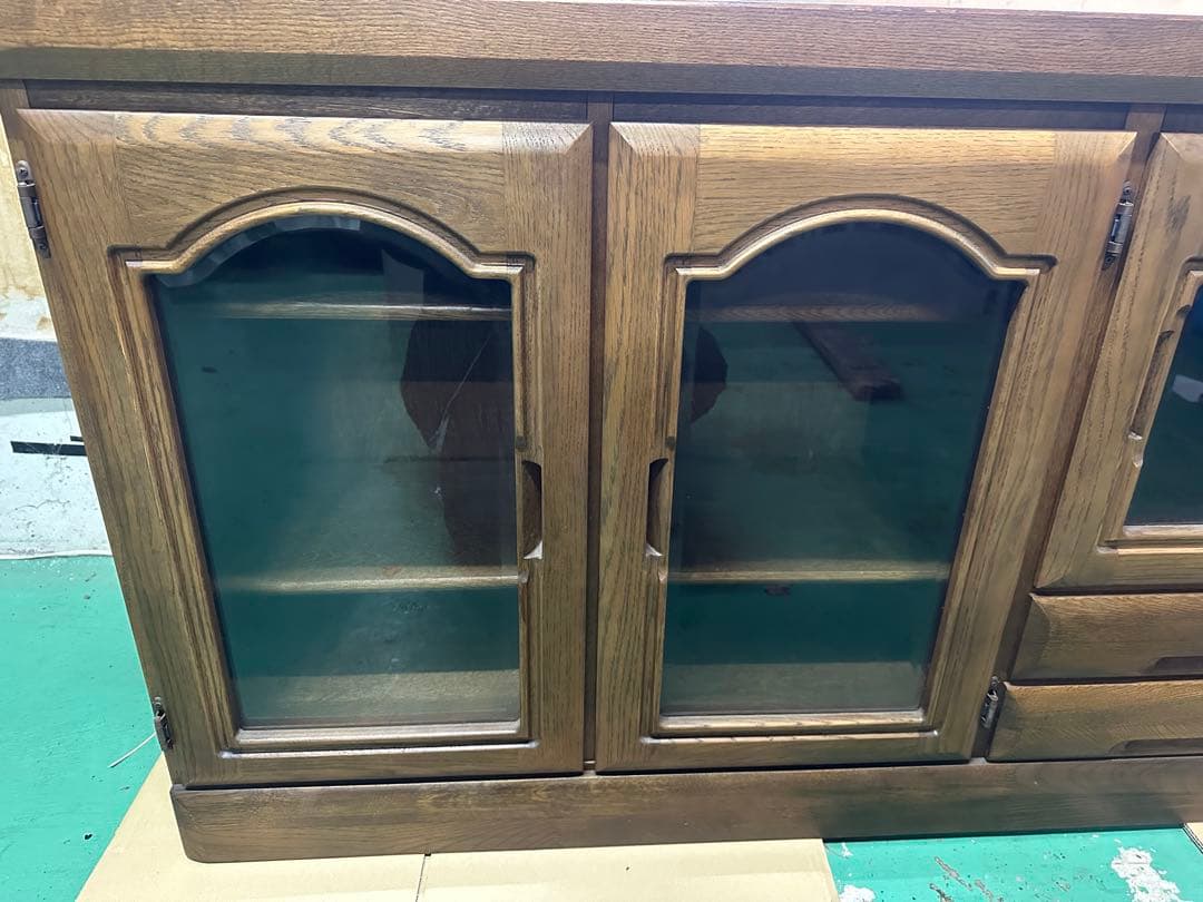 アンティークブラウン木製キャビネット 3段棚付き