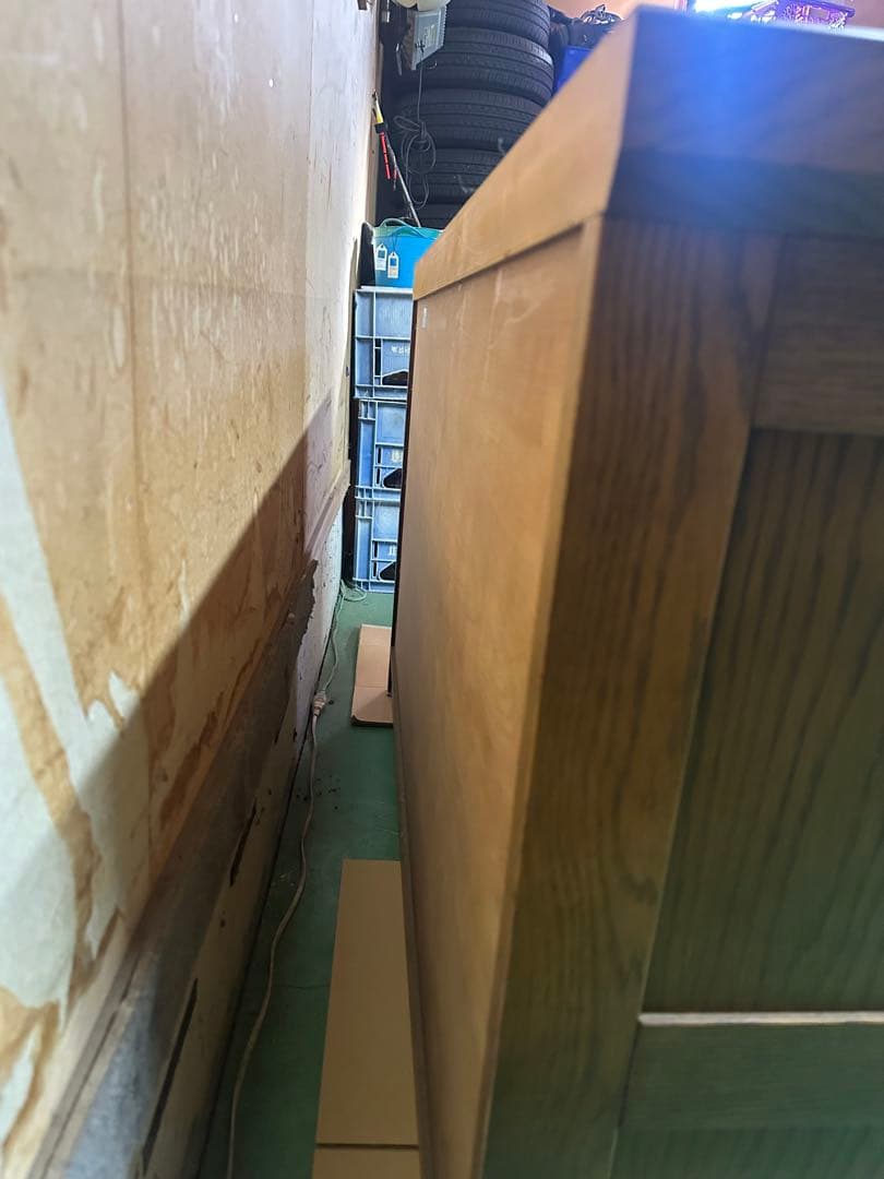 アンティークブラウン木製キャビネット 3段棚付き