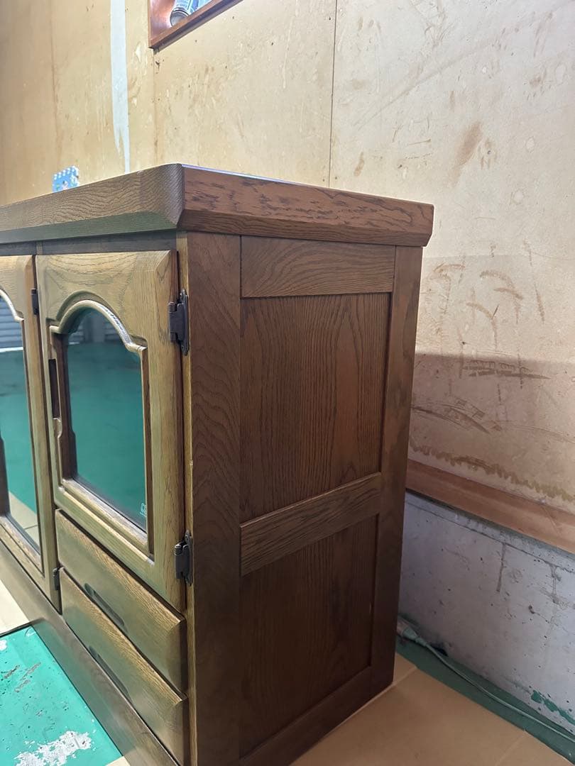 アンティークブラウン木製キャビネット 3段棚付き