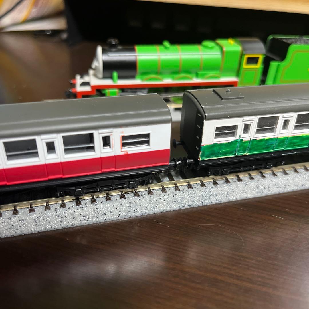 ヘンリー Nゲージ 赤い客車 緑の客車 セット - メルカリ