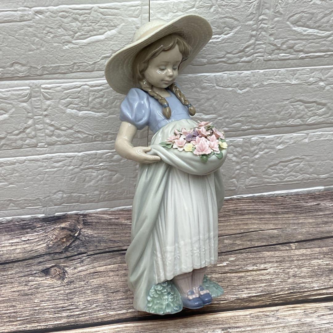 LLADRO リヤドロ　たくさん摘めたよ！　6756 フィギュリン