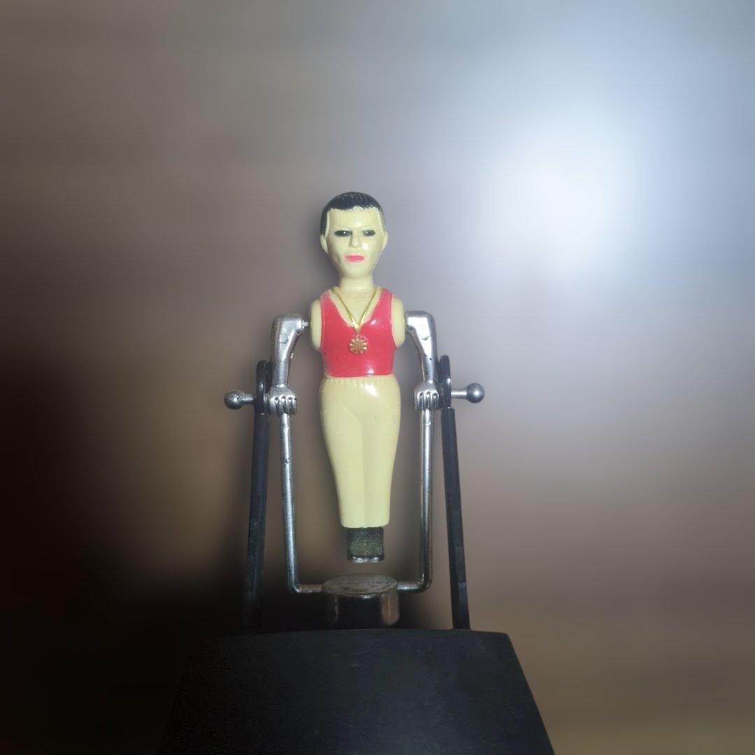 体操選手がずっと回るおもちゃ