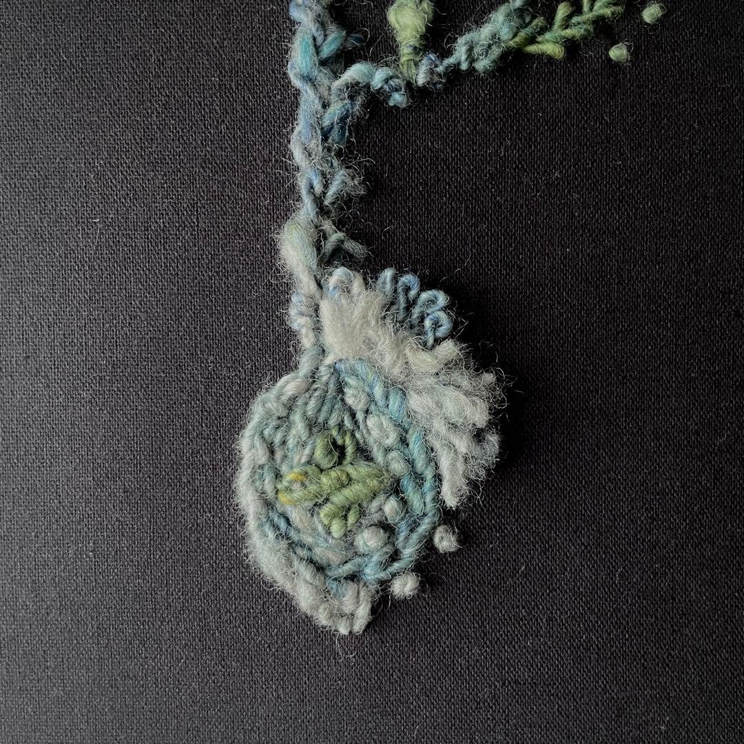 【一点もの】『手紡ぎ糸のお花. b'』手刺繍ファブリックパネル